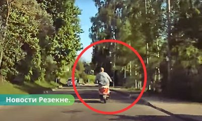 Видео в Резекне пьяный мужчина на мопеде пытался скрыться от полиции.