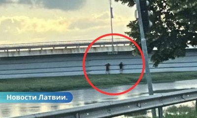 В Даугавпилсе дети рисковали жизнью карабкаясь по краю моста!