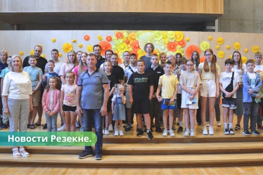 В Резекне 40 школьников получили первые права.