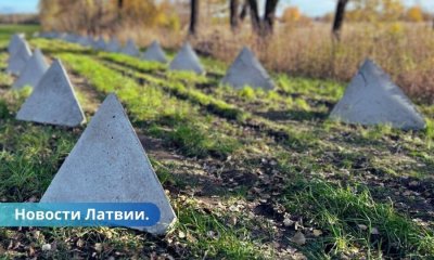 На границе Латвии устанавливают "зубы дракона" и противотанковые ежи.