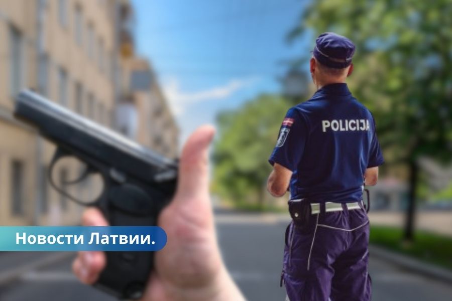 В Айзкраукльском крае агрессивный мужчина выстрелил в сторону полицейского.