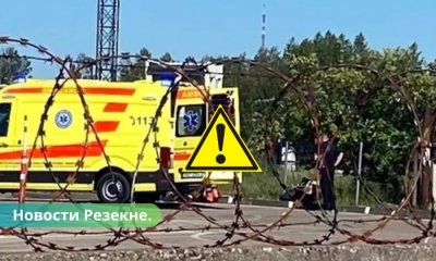 ВИДЕО ⟩ Во время экзамена CSDD в Резекне мотоциклист врезался в заграждение.