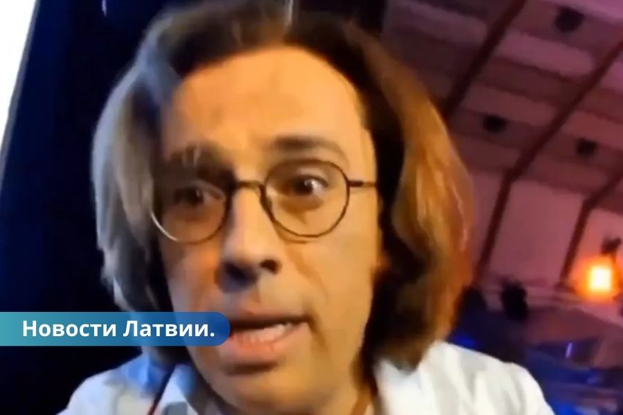 " Ты долб***"! Зритель на концерте в Юрмале оскорбил Галкина. ВИДЕО.