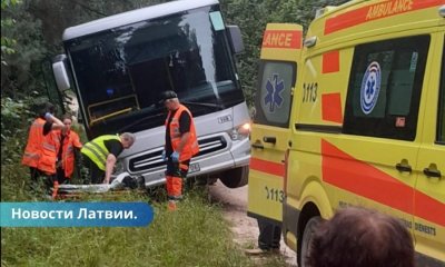 ФОТО: в Латвии в аварию попал автобус; водителю стало плохо.