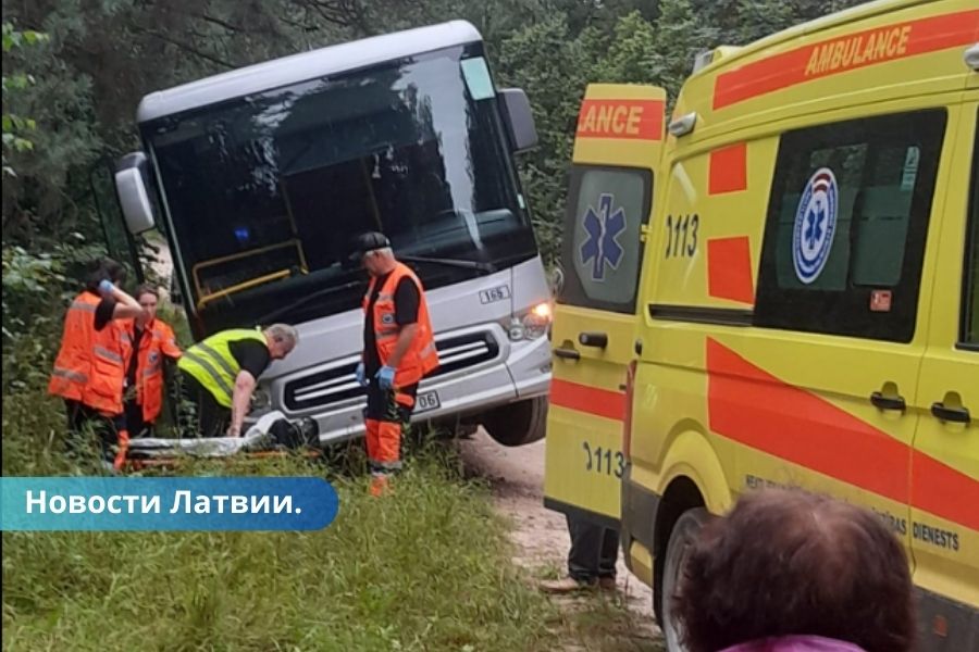 ФОТО: в Латвии в аварию попал автобус; водителю стало плохо.