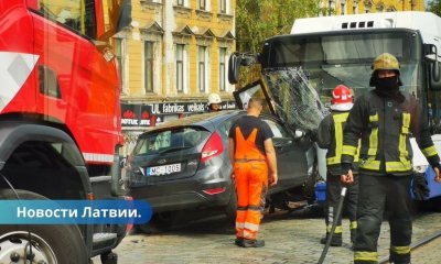 ВИДЕО ⟩ В Риге машина протаранила троллейбус.