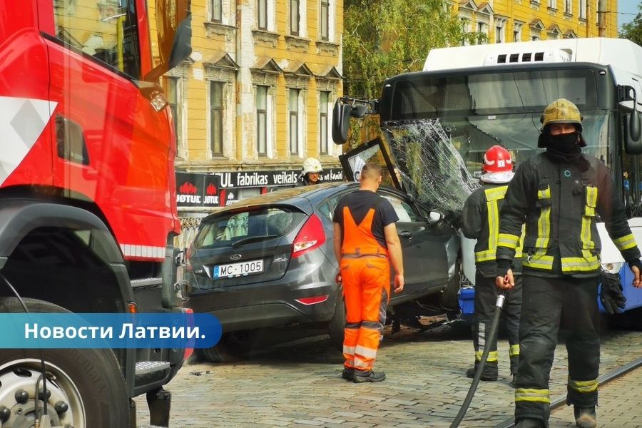 ВИДЕО ⟩ В Риге машина протаранила троллейбус.