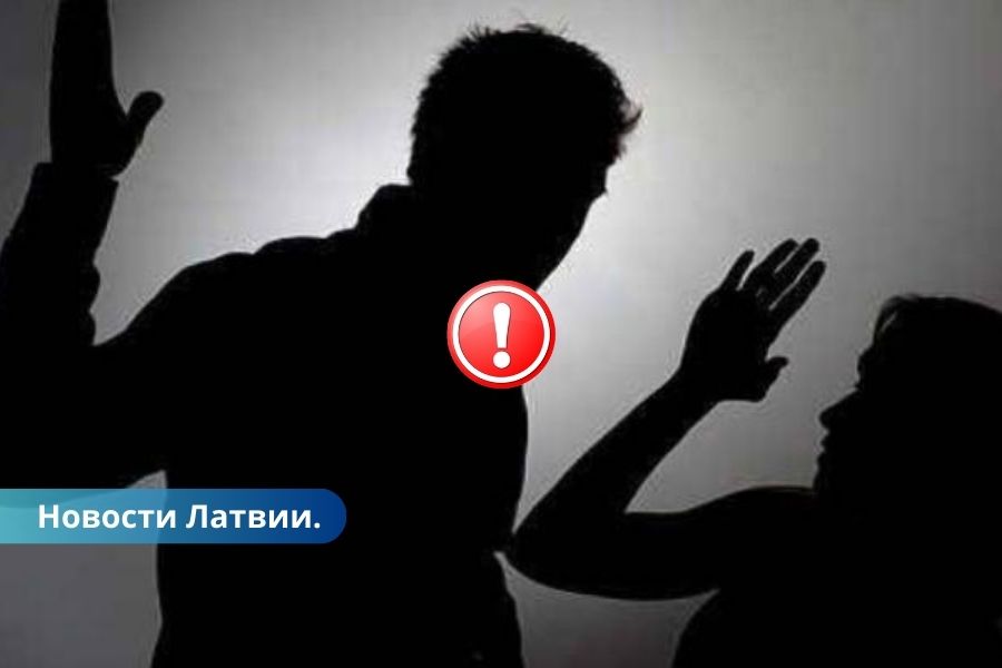 Работник под Лиепаей пытался убить хозяйку хутора, угнал ее машину и скрылся в Литве.