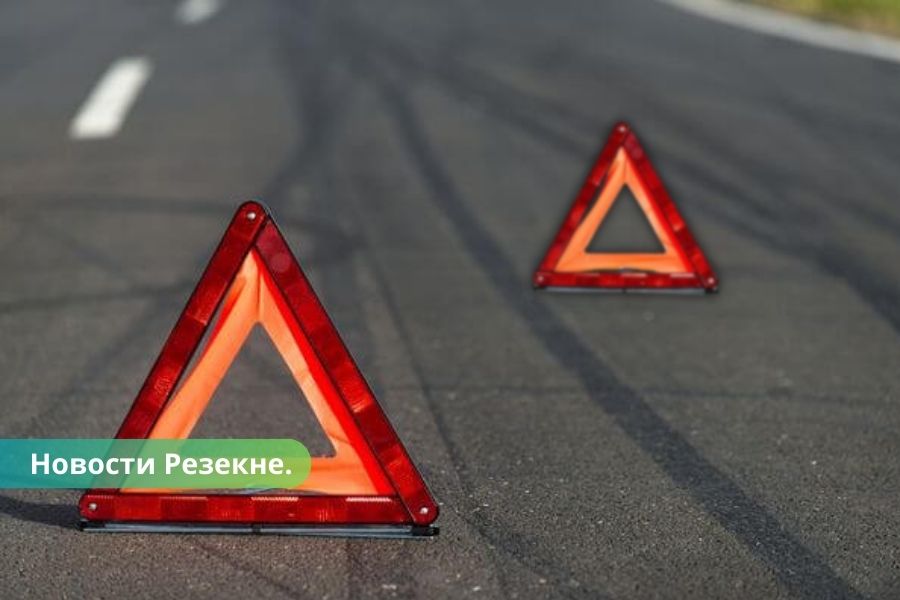 В Резекне водитель BMW врезался в дорожный знак.