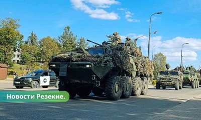 В Резекне трактор не пропустил колонну военной техники.