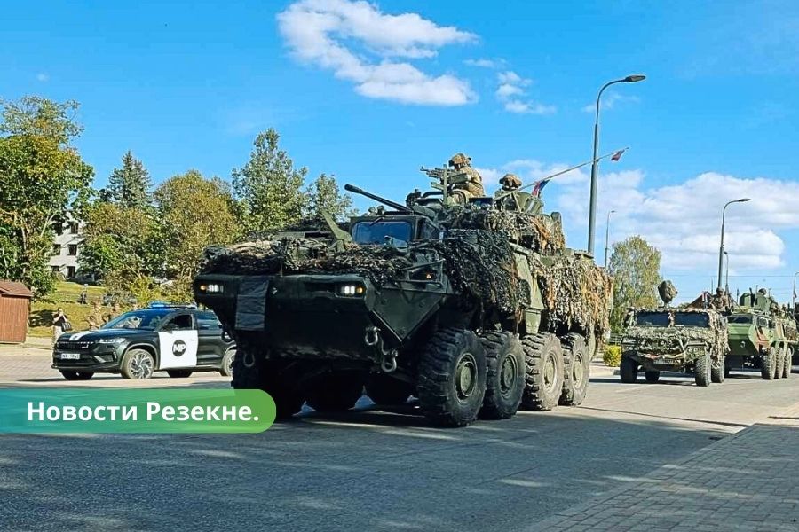 В Резекне трактор не пропустил колонну военной техники.