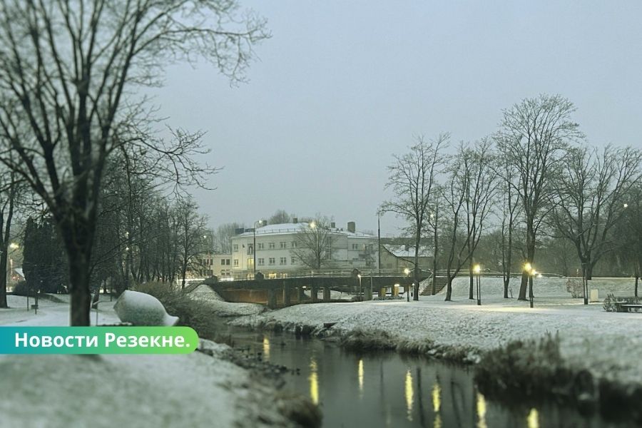 ФОТО: Резекне окутал снег.