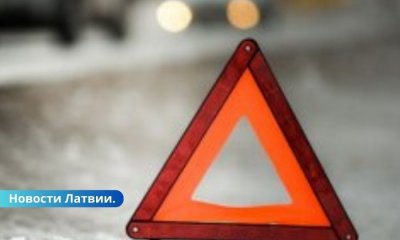 В Елгаве после столкновения автомобиль сбил девочку.