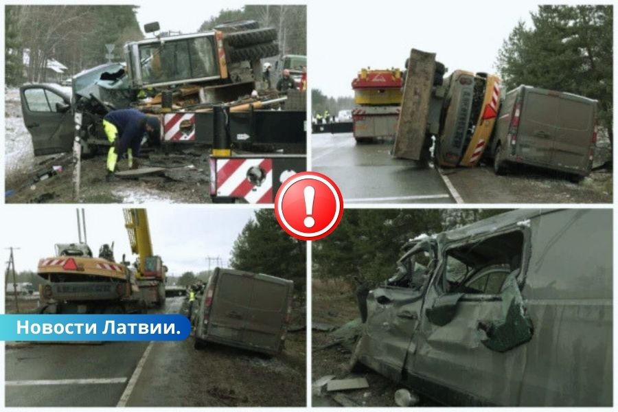 В Елгаве на микроавтобус с пассажирами упал экскаватор: есть пострадавшие.