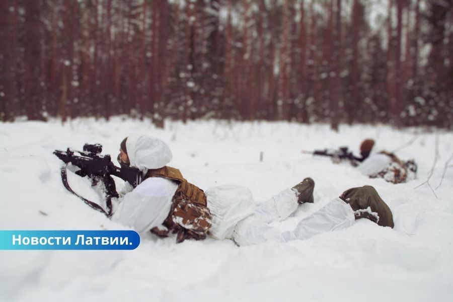 В Латвии проходят учения Земессардзе - солдаты совершенствуют свои навыки.