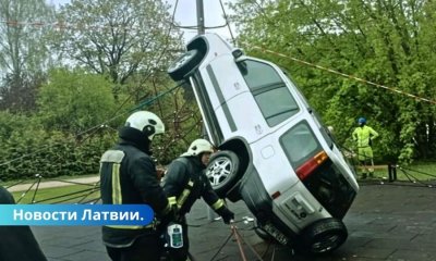 Пожилая водитель въехала на детскую площадку под Ригой.