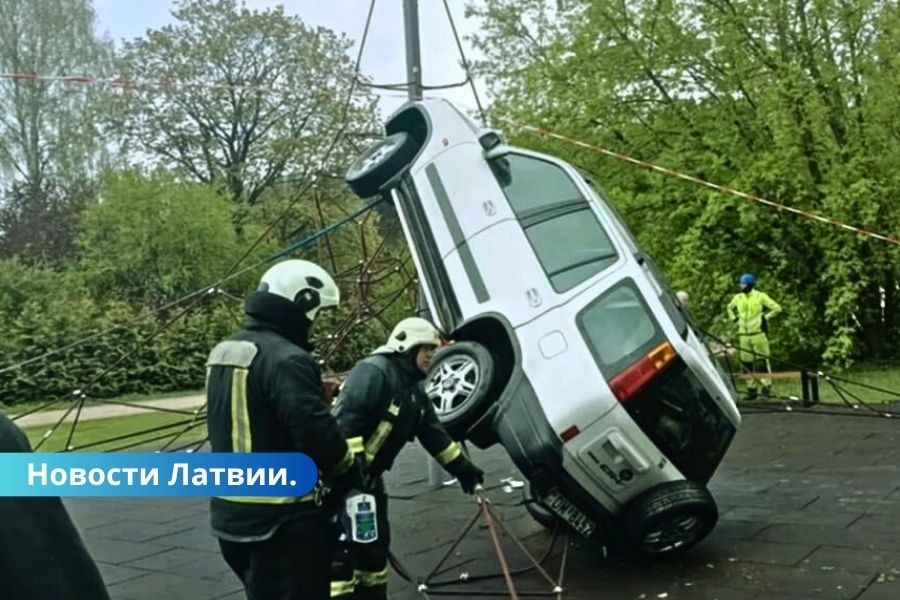 Пожилая водитель въехала на детскую площадку под Ригой.