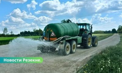 В Резекненском крае стартовали работы по обеспыливанию грунтовых дорог.