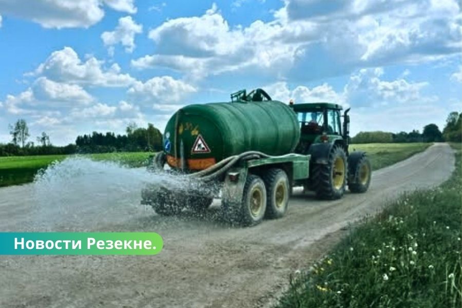 В Резекненском крае стартовали работы по обеспыливанию грунтовых дорог.