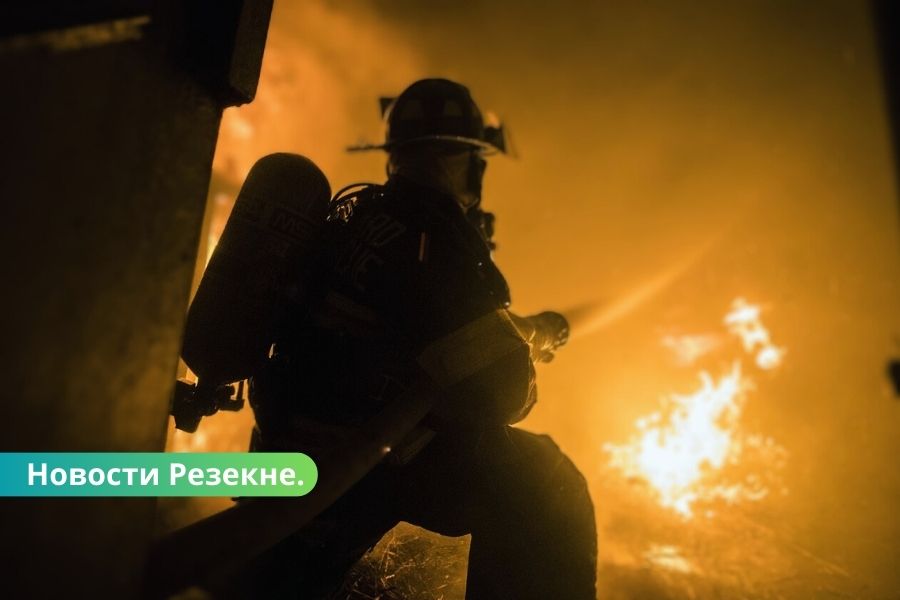Подробности пожара в Резекне: мужчина с ожогами 60% тела доставлен в реанимацию.