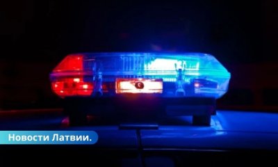 Ночной инцидент в Елгавском крае: водитель уснул за рулем и врезался в дерево.