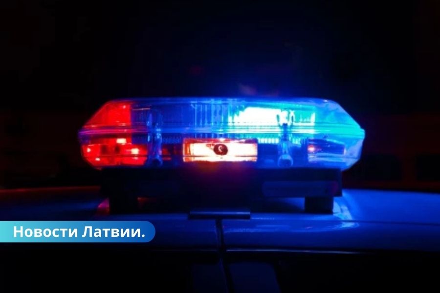 Ночной инцидент в Елгавском крае: водитель уснул за рулем и врезался в дерево.