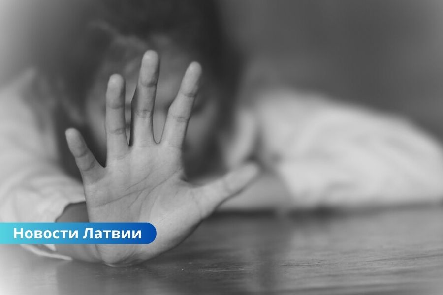 Латгальский районный суд рассматривает дело об изнасиловании несовершеннолетней сестры.