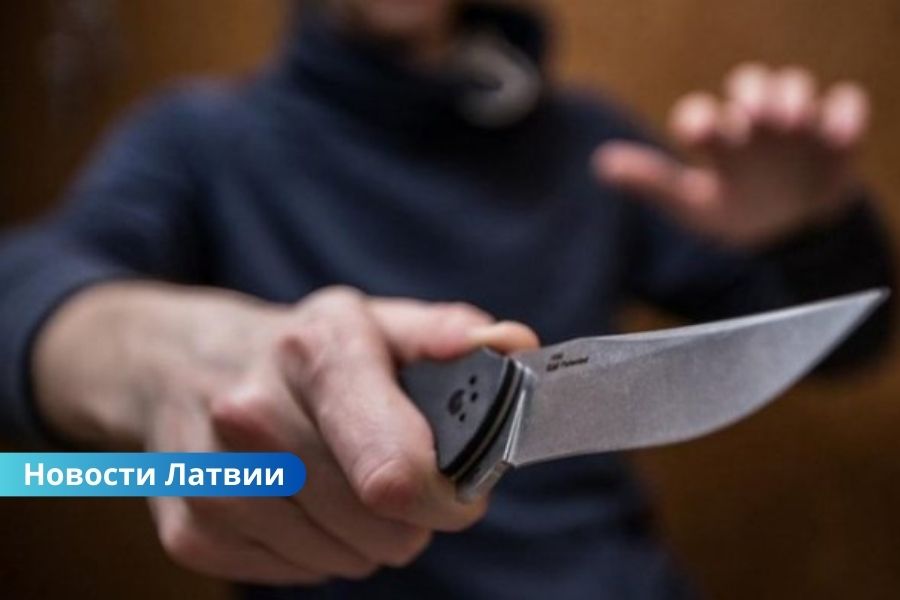 В Латвии пьяный мужчина пытался напасть с ножом на полицейского.