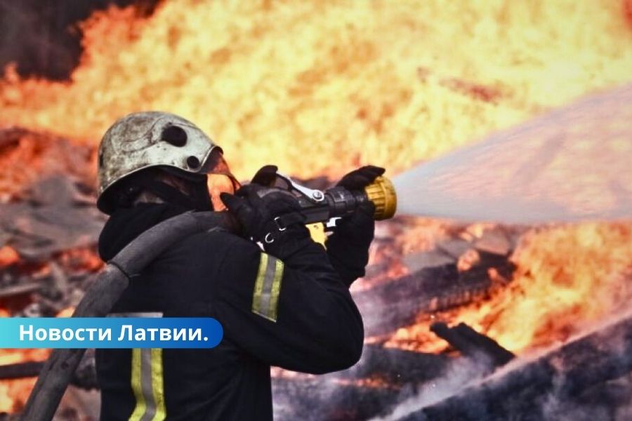 Пожар уничтожил административное здание в Лудзенском крае.