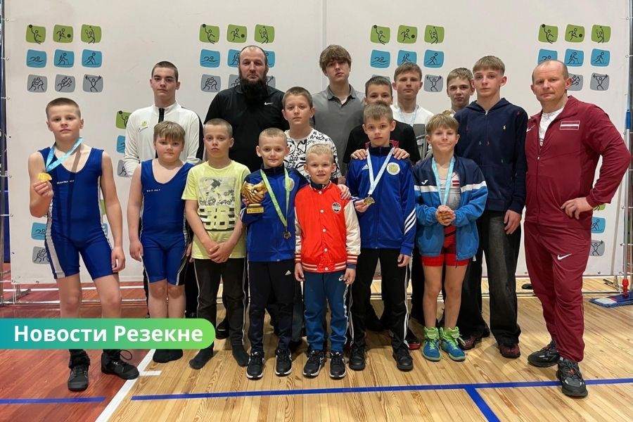 Воспитанники Резекненской BJSS с медалями на международном турнире по борьбе в Литве.