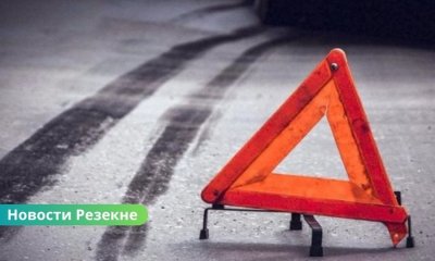 ДТП в Резекненском крае: водитель Audi съехал в кювет и повредил дорожный знак.