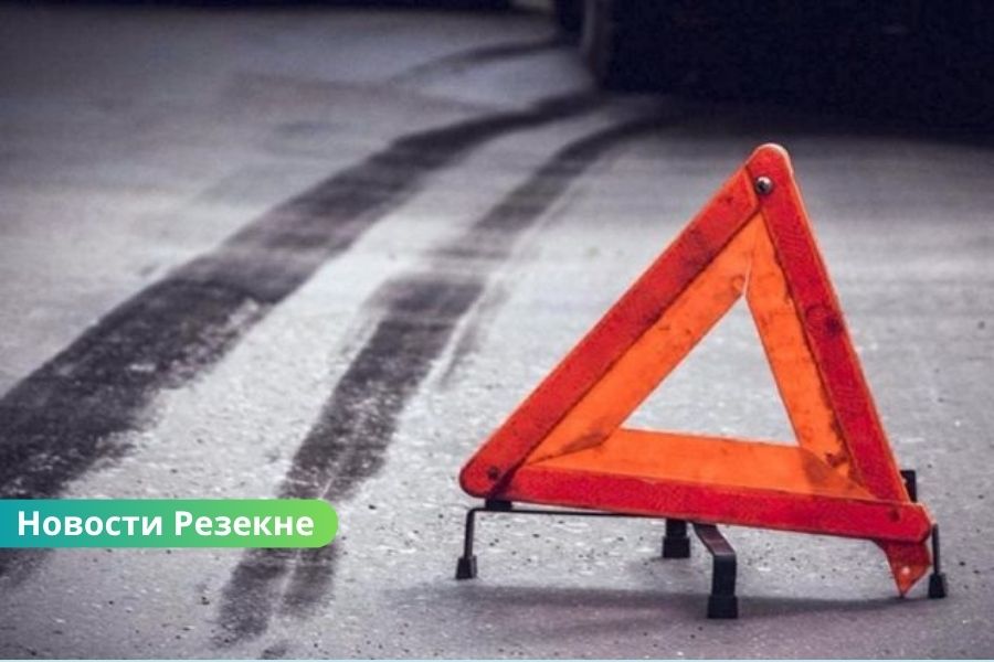 ДТП в Резекненском крае: водитель Audi съехал в кювет и повредил дорожный знак.