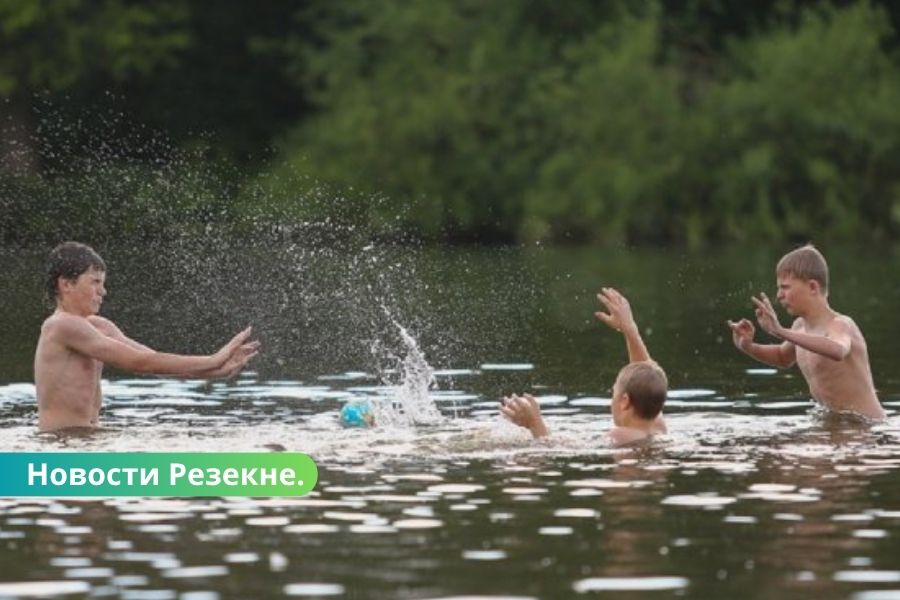 На озёрах Разна и Лубана официально разрешено купаться.