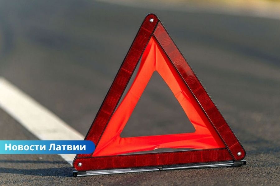 Серьёзное ДТП под Елгавой: столкнулись три автомобиля, трое водителей госпитализированы.