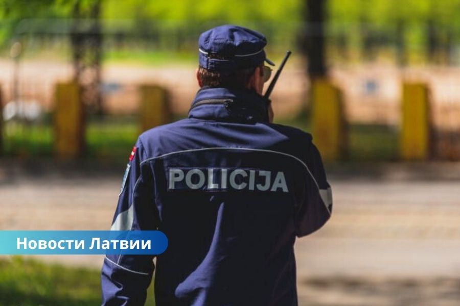 Вооруженное ограбление ломбарда в Риге: нападавший облил сотрудницу бензином и разбил топором витрину.