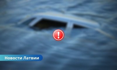 Водитель погиб в ДТП: в Латгалии автомобиль съехал с дороги и утонул в пруду.