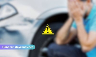 В Даугавпилсе пьяный водитель устроил ДТП, сдавая назад.
