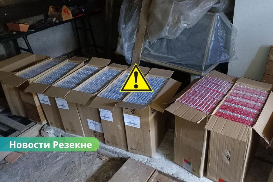 В гараже в Резекненском крае полиция обнаружила крупную партию контрабандных сигарет.