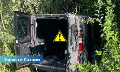 Погоня: в Латвии микроавтобус с нелегалами попал в ДТП. Среди них беременная!