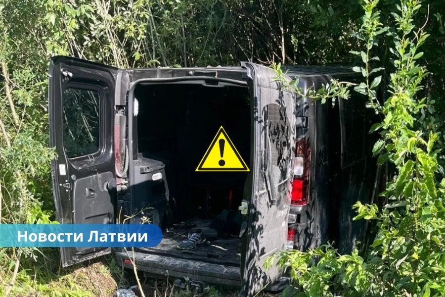Погоня: в Латвии микроавтобус с нелегалами попал в ДТП. Среди них беременная!