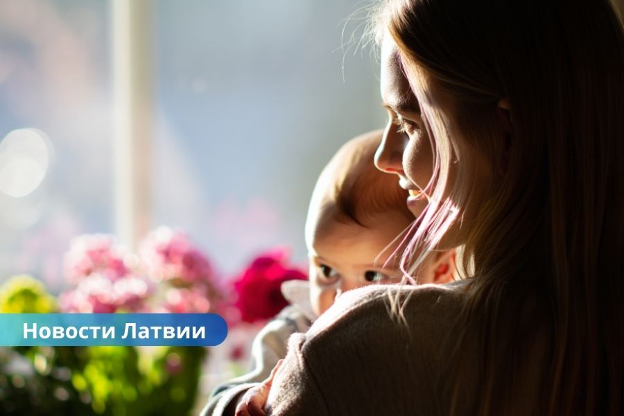 В Латвии ежегодно около 100 детей рождаются у несовершеннолетних матерей — государственной поддержки по-прежнему нет.