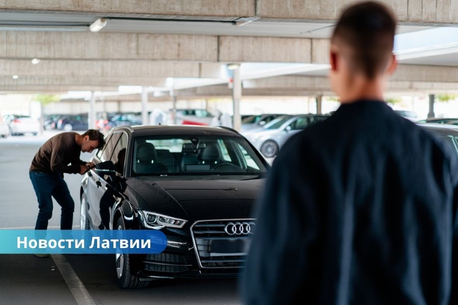 «Я видел, как он открывает дверь!» — водитель застал угонщика, но стражи порядка развели руками.
