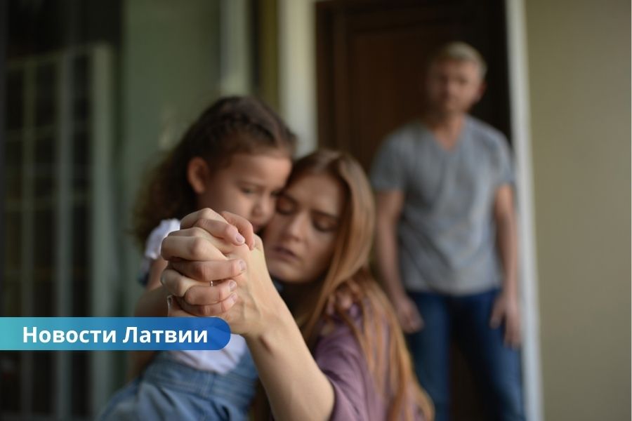 Названа основная причина, по которой в Латвии изымают детей из семей.