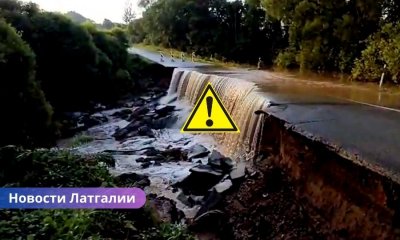 Видео ⟩ Латгалия: в Аугшдаугавском крае затопило дорогу — движение перекрыто.