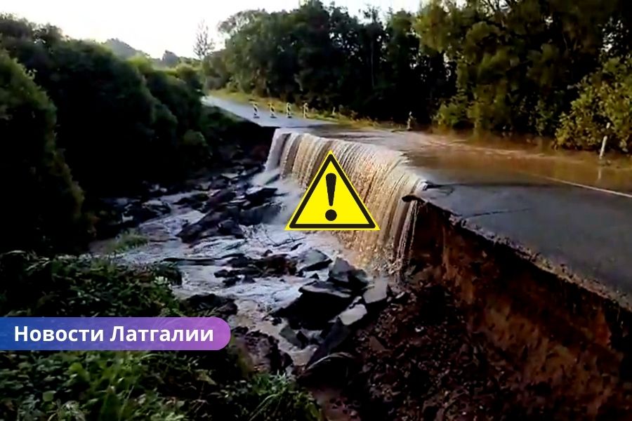 Видео ⟩ Латгалия: в Аугшдаугавском крае затопило дорогу — движение перекрыто.