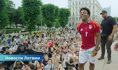 Всемирно известный стример IShowSpeed посетил Ригу: хлеб, дерево и латышская кухня.