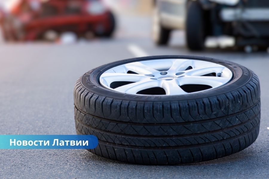 Авария под Слампе: при столкновении двух Volkswagen пострадали женщина и ребенок.