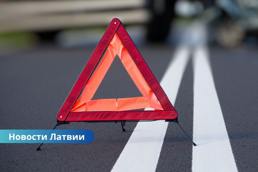 В Латвии перевернулся автобус с детьми: двое пострадавших доставлены в больницу.