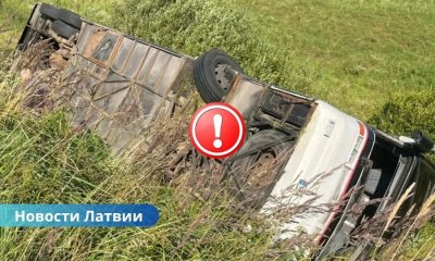 В Латвии перевернулся автобус с детьми: двое пострадавших доставлены в больницу.