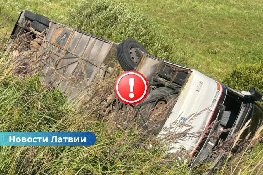 В Латвии перевернулся автобус с детьми: двое пострадавших доставлены в больницу.